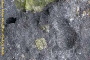 Muscheliger Bruch, keine Spaltbarkeit. Olivin ist wesentlicher Bestandteil der Gesteine des Erdmantels.
