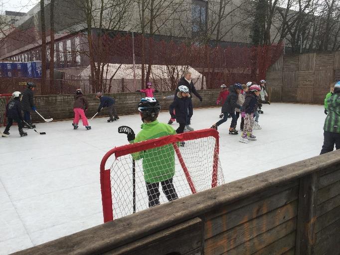 Sport Inline- und Eishockey Die Inlinehockeysaison 2016 war bereits die zweite, in der die Freizeitmannschaft der Hockeynerds Lohhof auch außerhalb der Stadtgrenzen aktiv waren.