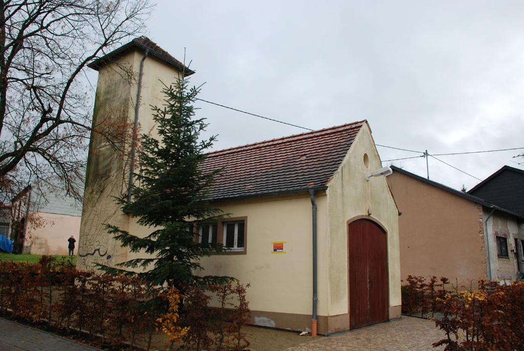 Aufgabenstellung Im ersten Semester des Bachelor Studiengangs Architektur an der Schule für Architektur Saar wurde als diesjähriges Studienprojekt das Feuerwehrhaus in Bedersdorf ausgewählt.