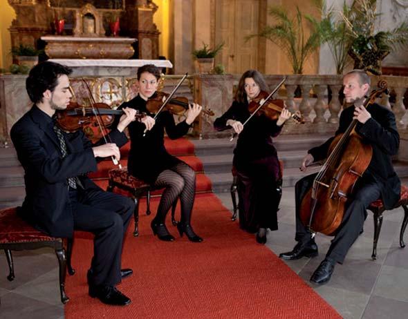 Das Mannheimer Hofquartett Das Mannheimer Hofquartett hat sich im September 2008 gegründet, um den Originalklang der Kammermusik zur Zeit des Mannheimer Hofes neu zu beleben.