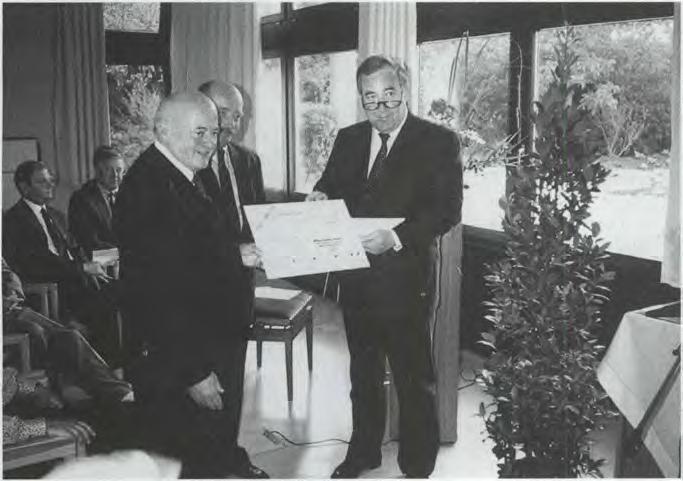 Einen Scheck über 500 000 Mark aus dem Erlös der Deutschen Fernsehlotterie überreichte Intendant Professor Albert Scharf (rechts) Für