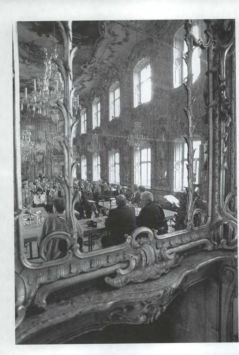Im Rokokosaal des Schaezler-Palais in Augsburg, der hier im Spiegelbild zu sehen ist,