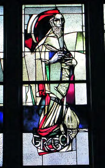 5) und dem Psalmensänger David im Glasfenster auf der Orgel-Empore. St. Wendelin (20. Okt.