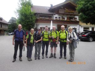 Bericht Alpenüberquerung E5 Oberstdorf Meran 21.06.2013 bis 27.06.2013 Tag 1 Spielmannsau bis Kemptner Hütte Um 06.45 Uhr sind wir aufgestanden und haben geduscht. Frühstück gab es ab 08.