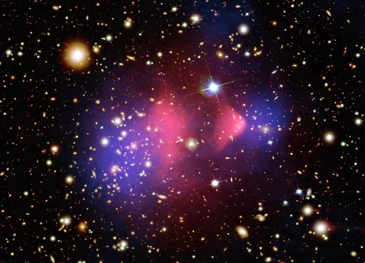 Galaxienkollisionen; Bullet Cluster Blau: Dunkle