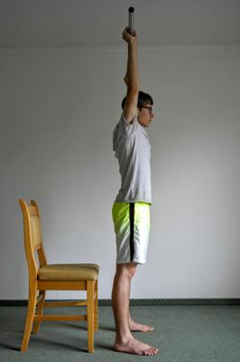 Bessere Kraft unteren Rückenmuskulatur 3 Der Übende hält einen Stab in