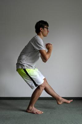 Bessere einbeinige Kniestabilität Bessere exzentrische Kraft Hamstrings 3 Der Übende hält im einbeinigen Stand beide