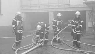 Nachdem allen Teilnehmerinnen die Grundlagen über die Entstehung eines Feuers und die Unterscheidung dessen in verschiedene Brandklassen vermittelt war, konnten die unterschiedlichen Feuerlöscher im