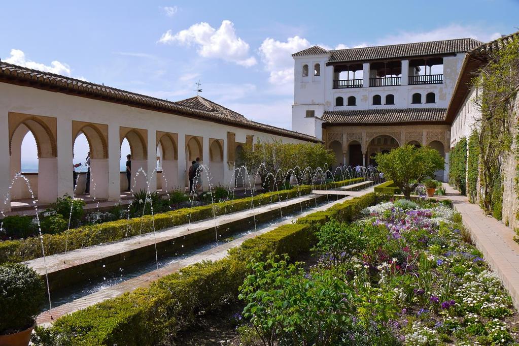 Maurische Paläste, Sommerresidenzen mit bezaubernden Gärten, Moscheen und Orangenhöfe. Gewaltige Kathedralen als stolze Siegesmale der erfolgreichen Reconquista.