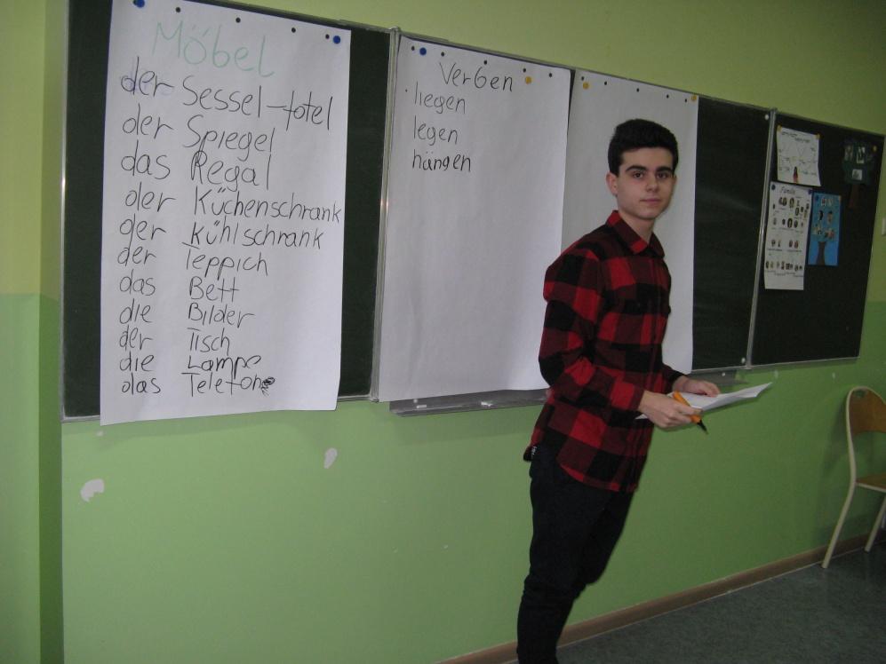 Rafał hat in der Klasse III A die Stunde über Ortpräpositionen vorbereitet.