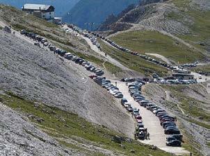 Verkehrsprobleme Alpen: Parkplatz bei den Drei Zinnen, Dolomiten trekkingguide.de Durchbohren wir die Alpen, bis uns das Geld ausgeht?