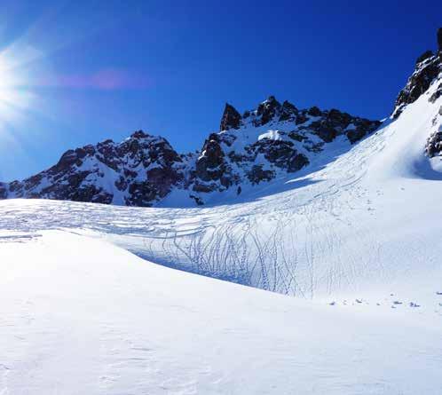 AUS DER SEKTION 25 in leichter Blockkletterei den sehr ausgesetzten, kreuzbewehrten Gipfel. Im Winter mit Skischuhen und Steigeisen durchaus spannend.