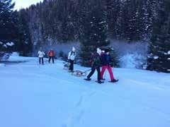 38 Jugendseiten Schneeschuhwandern Obernberg Am Brenner Am Freitag, den 20. Januar, trafen wir, acht Jugendliche, uns mit unserem Betreuer Jan an der Kletterhalle.