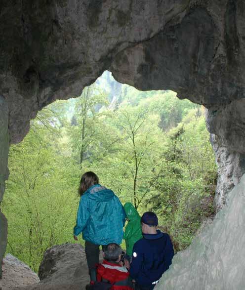 40 AUS DER SEKTION Familiengruppentour Audorfer Höhlenweg Am 1.05.2016 machten sich 4 Kinder und 4 Erwachsene bei Regenwetter von Oberaudorf auf den Weg zum Grafenloch.