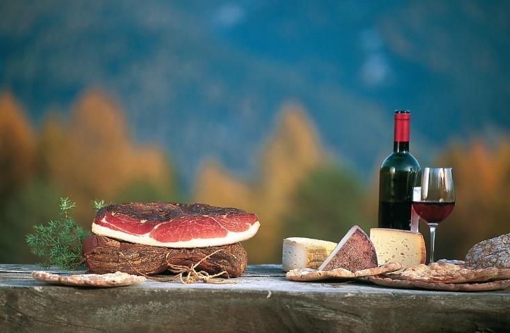 ESSEN UND TRINKEN Besonders bekannt ist Südtirol für Speck und Wein. Aber die Region hat kulinarisch noch viel mehr zu bieten!
