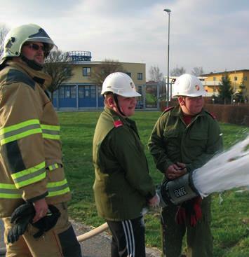 5 Freiwillige Feuerwehr Lenzing Feuerwehr und die Jugend Eine heiße Übung!