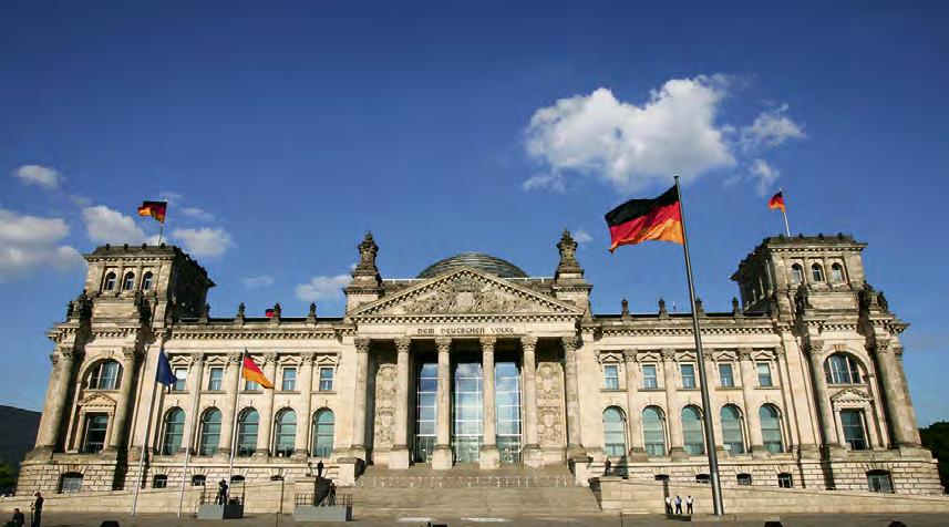 7. September 2015 Ministerium / Hintergrund aktuell 3 Ende der Sommerpause Im Bundestag geht es in den kommenden Wochen auch um sicherheitspolitische Themen. von Jörg Fleischer Berlin.