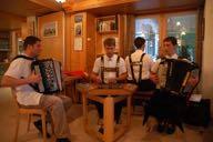 Tanzmusikformationen an Alpstobede im Alpstein Bildarchiv Roothuus 2016 11 1906 A 644 Inszenierte Alpstobede in Wasserauen am 1.10.