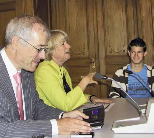 Hans Altherr und Marianne Kleiner mit Schülern des Ständerates bot sich den Schülerinnen und Schülern die Gelegenheit, unseren beiden Parlamentariern auf den Zahn zu fühlen und so die Welt der