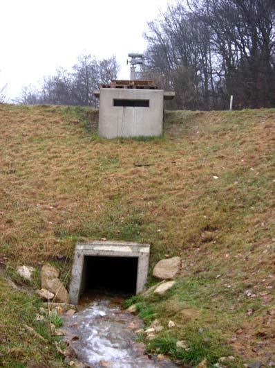 Ein anderes Hochwasserrückhaltebecken in Rheinland-Pfalz wurde durch den Bau eines Deiches mit integriertem Auslaufbauwerk hergestellt.