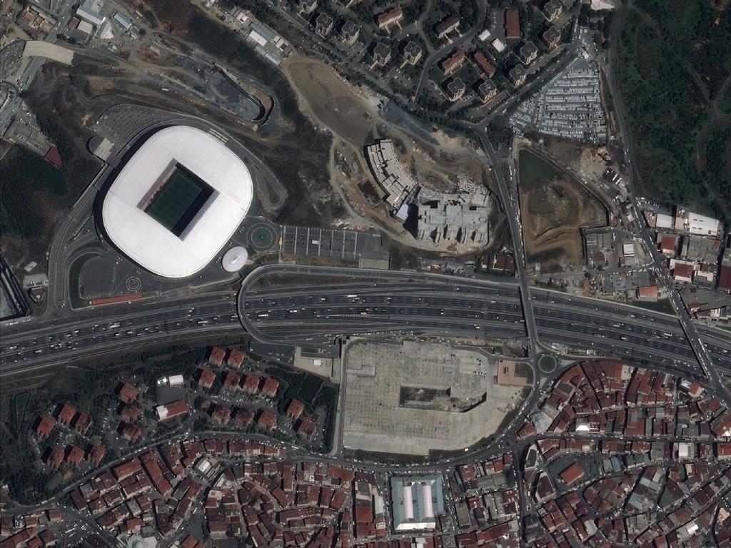 Städtischer Wandel und Satellitenbilder Türk Telekom Arena SPOT 5 2002 Pléiades 2014 Die 2011 eingeweihte Türk Telekom Arena bietet 52.