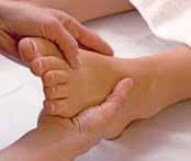 Fußreflexzonenmassage Ihr ganzer Körper spiegelt sich in Ihren Füßen wider, die über Ner - venbahnen mit sämtlichen Orga nen verbunden sind.