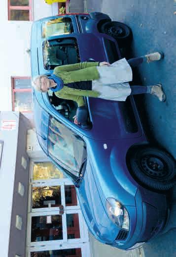 Seite 16-17 Hauseigener Fahrund Begleitdienst Mein Name ist Christel Spielhoff-Riehl, seit 3 Jahren ist mein Arbeitsplatz ein Auto, ein blauer Renault Kangoo.