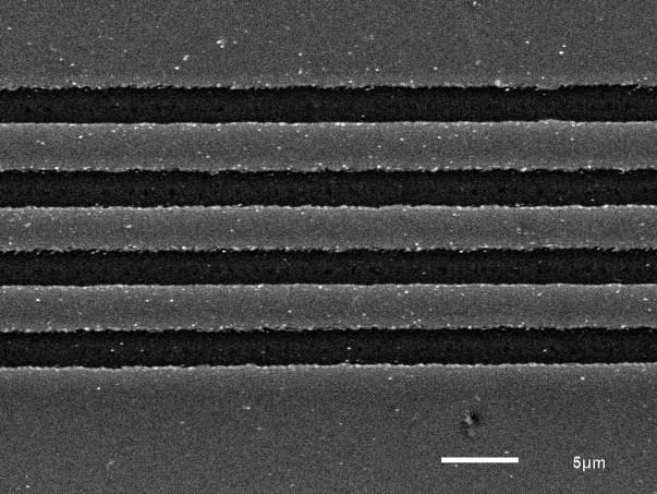 14: Lichtmikroskop-Aufnahme eines Linienabtrages, Linienabstand 2,2 µm, Pulsenergie 14 nj, geometrischer Pulsabstand 0,1 µm, erzielte Stegbreite ca.
