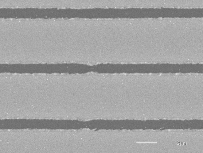 37: Abtragspuren mit Pulsabstand 0,3 µm; Spitzen-Fluenz links 0,24 J/cm², rechts 0,13 J/cm² Die Abb.