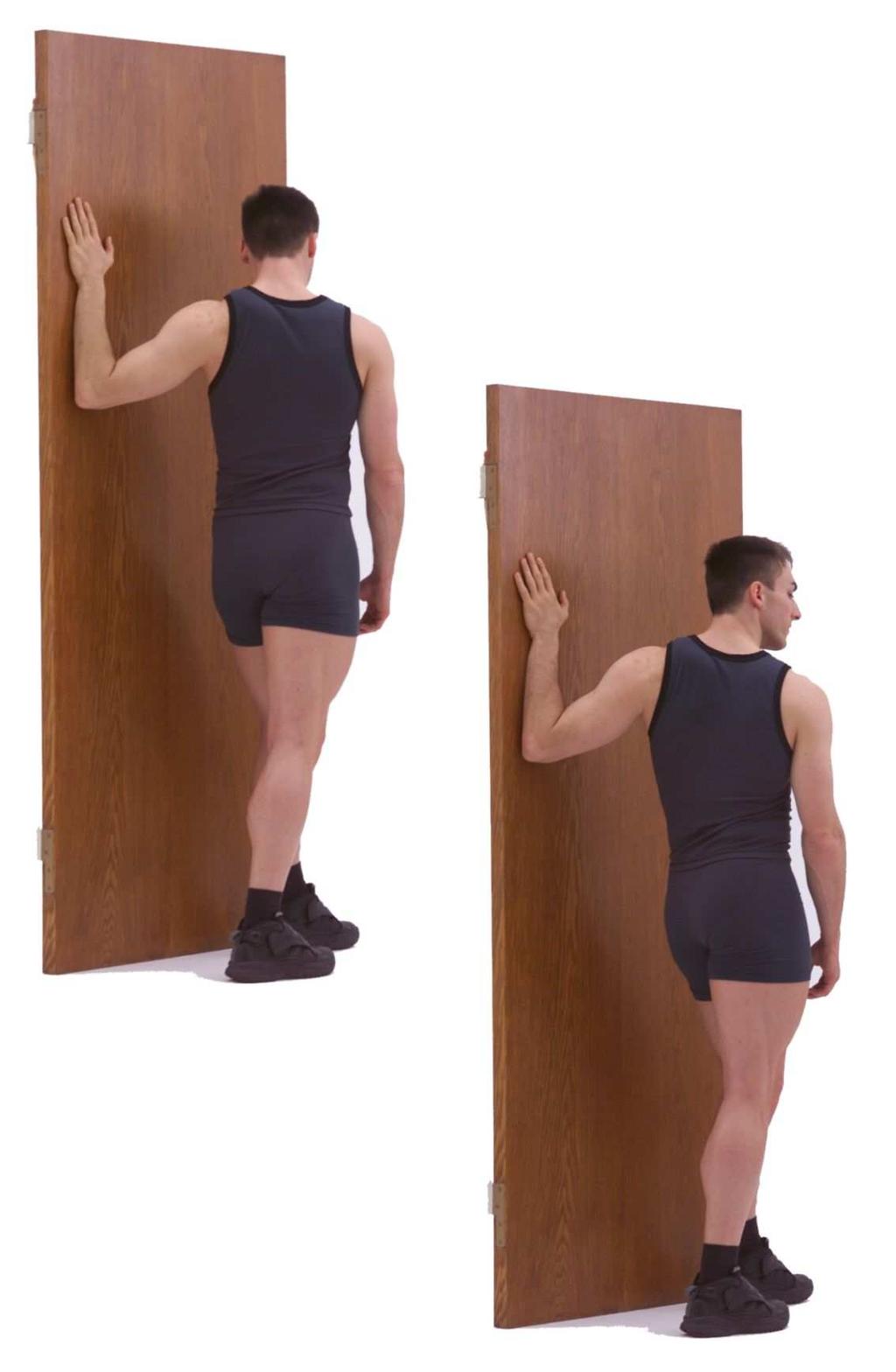 Brust (oberer Bereich) Als Ausgangsstellung die Schrittstellung mit der linken Schulter nahe einer Wand einnehmen. Das linke wandnahe Bein steht vorne, das rechte wandferne Bein hinten.