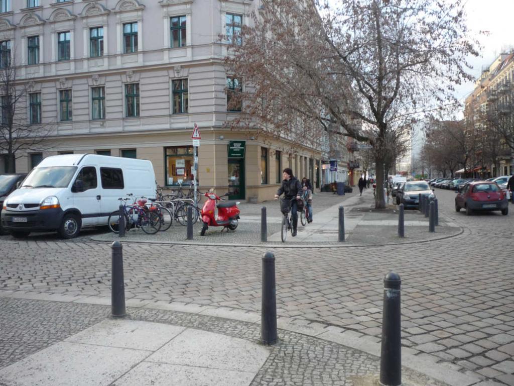 Inhalt der Baumaßnahme Inhalte Am Knotenpunkt Stargarder Straße/ Gethsemanestraße werden Gehwegvorstreckungen die derzeitige Querungshilfe ersetzen.