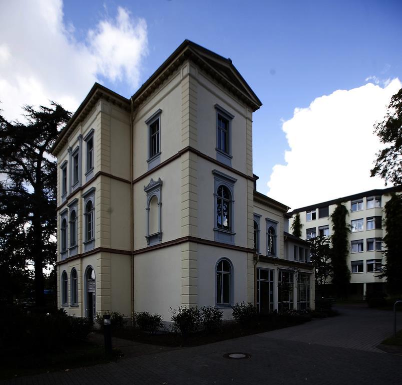 Einleitung Abbildung: Tagesklinik und Haupthaus der Rhein-Klinik Die Rhein-Klinik ist ein Fachkrankenhaus für Psychosomatische Medizin und Psychotherapie.
