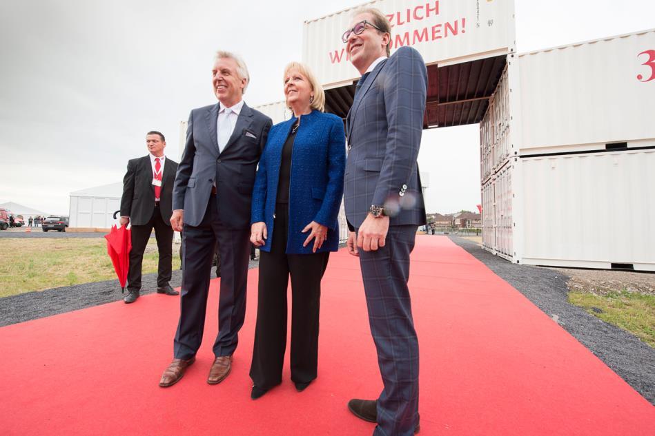 Vorstandsvorsitzender der Duisburger Hafen AG Erich Staake mit den hochkarätigen Gästen, NRW-Ministerpräsidentin Hannelore Kraft