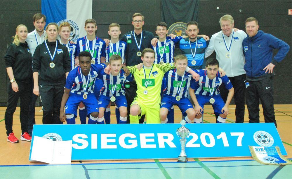 Platz 2 ging an RasenBallsport Leipzig. Die Sachsen gewannen drei Turnierspiele, unterlagen neben der Hertha auch Energie Cottbus (1:2).