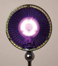 Floor lamp with a vertical head, the color of the filter changes with a different viewing angle.