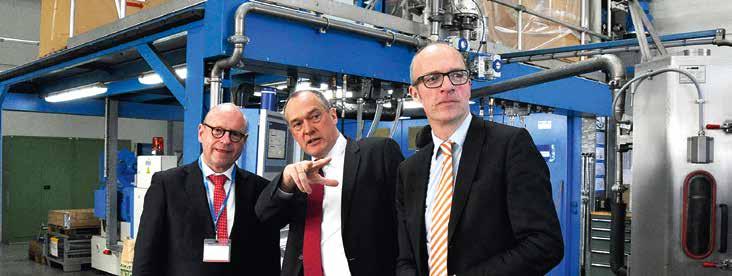 Ralf Simon (Mitte), Geschäftsführer der Nordson BKG GmbH, führt Münsters Oberbürgermeister Markus Lewe (l.) und Dr. Thomas Robbers (r.