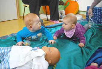 Sie waren die Attraktion des Tages. Alle Kinder des Hauses kamen leise und bestaunten unsere tierischen Besucher. Für uns stand jedoch fest: hier bleiben kann die Igelfamilie nicht.