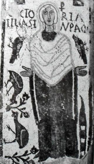 Ebenso kann m. E. das Kopftuch der Orantin auf einem Sarkophagfragment aus dem Cimitero di S. Agnese (Abb. 59 G) 342 auch als Maphorion gesehen werden. Von F. W.