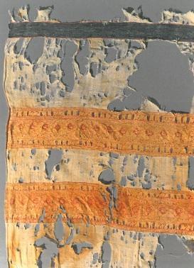 Abb. 113 Schalfragment aus dem Frauengrab von Al-Naqlun, hüllte den Körper ein (nach W. GODLEWSKI, Al-Naqlun, 41 Fig. 5) Im fatimidischen Friedhof von Al-Naqlun 501, welcher vermutlich vom 11. 13 Jh.