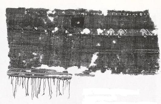 Ein Fragment aus Leipzig, jedoch ohne Inschrift, aus dem Grassi-Museum für Kunsthandwerk (Inv.-Nr. V 1904) weist eine große Ähnlichkeit mit den restlichen Exemplaren auf (Abb. 121).