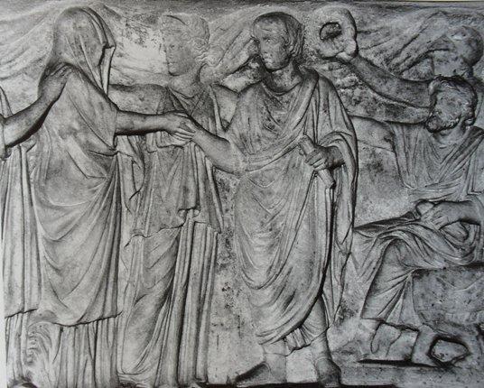 mit dextrarum iunctio unterscheidet sich das Hochzeitsbild durch die Ergänzung verschiedener Figuren: Hymenaeus mit einer Fackel, eine Brautbegleiterin oder ein Zeuge des Bräutigams.