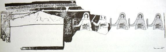 Ecken ist jeweils ein Stern abgebildet. Die drei Frauen füllen nicht das gesamte Feld aus, weshalb U. MELL in seiner Rekonstruktion (Abb.