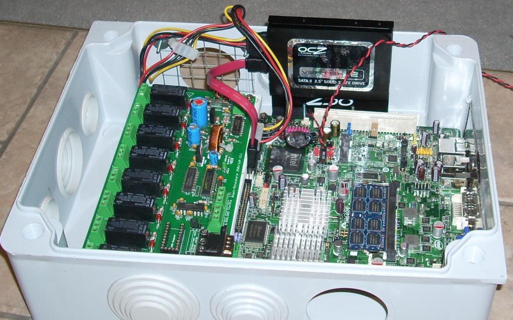 SATA Kabel SATA Stromversorgung Powerschalter Nun können Sie die Festplatte mit dem Strom versorgen und über das mitgelieferte SATA Kabel an das Board anschließen.