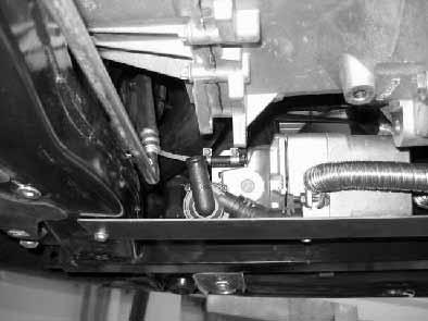 Alfa Romeo 59 Brennstoffeinbindung VORSICHT! Tankdeckelverschluß des Fahrzeugs öffnen, Tank belüften und Tankverschluß wieder schließen!