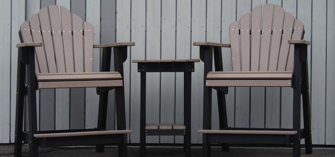 Zwei Balcony Chairs in Kombination mit einem End Table bilden