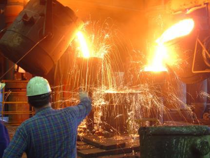 RESSOURCENEFFIZIENZ IN DER PRAXIS BEISPIEL GIESSEREI (I) Branche: Metallverarbeitung Mitarbeiter: 200 Produkte: Maßnahme: