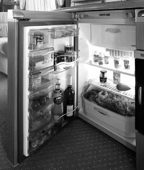 10.7 Kühlschrank Es werden Kühlschränke der Hersteller Dometic und Thetford eingesetzt. Bei hohen Außentemperaturen ist die volle Kühlleistung nur durch ausreichende Belüftung zu gewährleisten.
