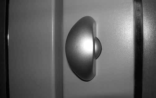 Schließen der Tür drehen 2 Auszüge mit Pushlock (Druck-Rastknopf) 3 Küchenauszug Öffnen