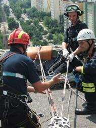 Feuerwehralltag Einsatznachsorge sowie der Brand- und Löschlehre, dem Retten, Selbstretten und Sichern, der Grundtätigkeiten im Bereich der Technischen Hilfeleistungen.