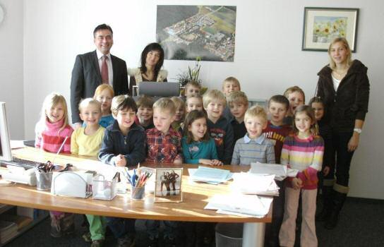 Aus den Kindertagesstätten Katholisches Kinderhaus Schwanstetten Bürgermeister empfängt Vorschulkinder Es ist mittlerweile schon zur schönen Tradition geworden und eine große Ehre für die